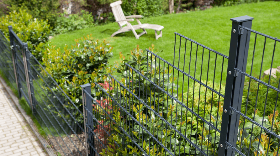Anthrazit-Doppelstabmattenzaun mit Pfosten im gepflegten Garten